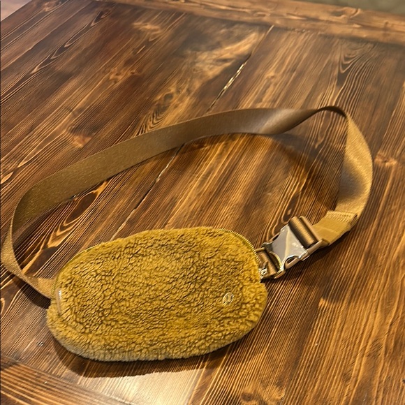 Lululemon Sherpa Belt Bag - Picture 2 of 11